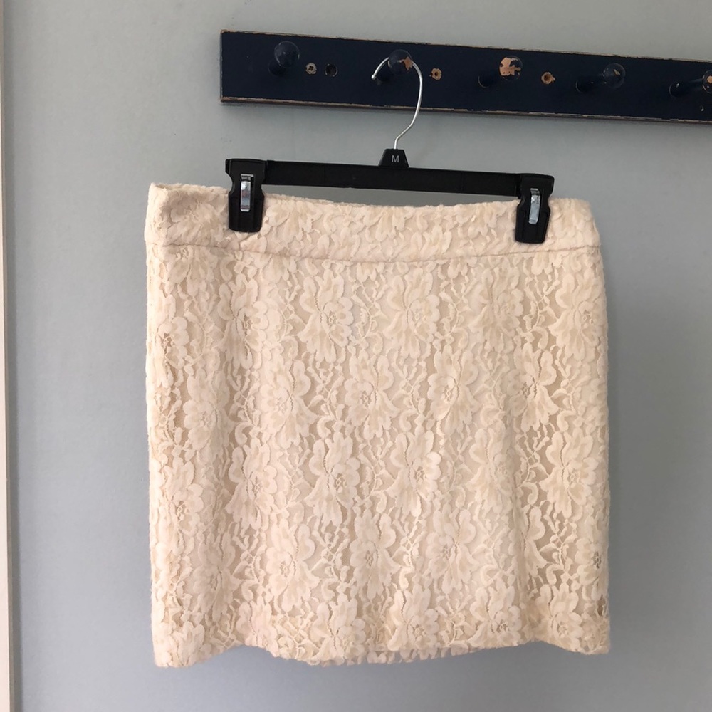 Basic Kensie white-lace skirt!